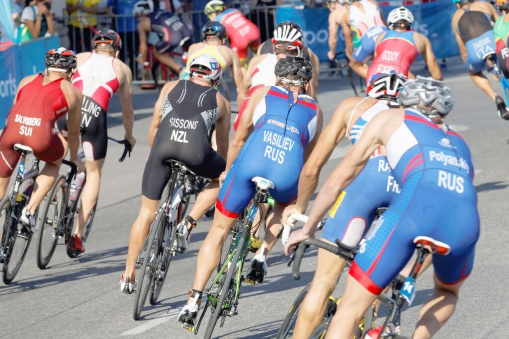 Gruppe af cykelryttere på landevejen under et løb
