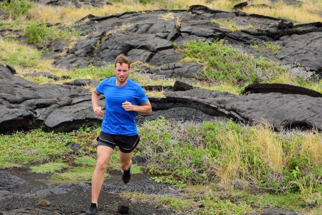 Løber på trail i bakket terræn
